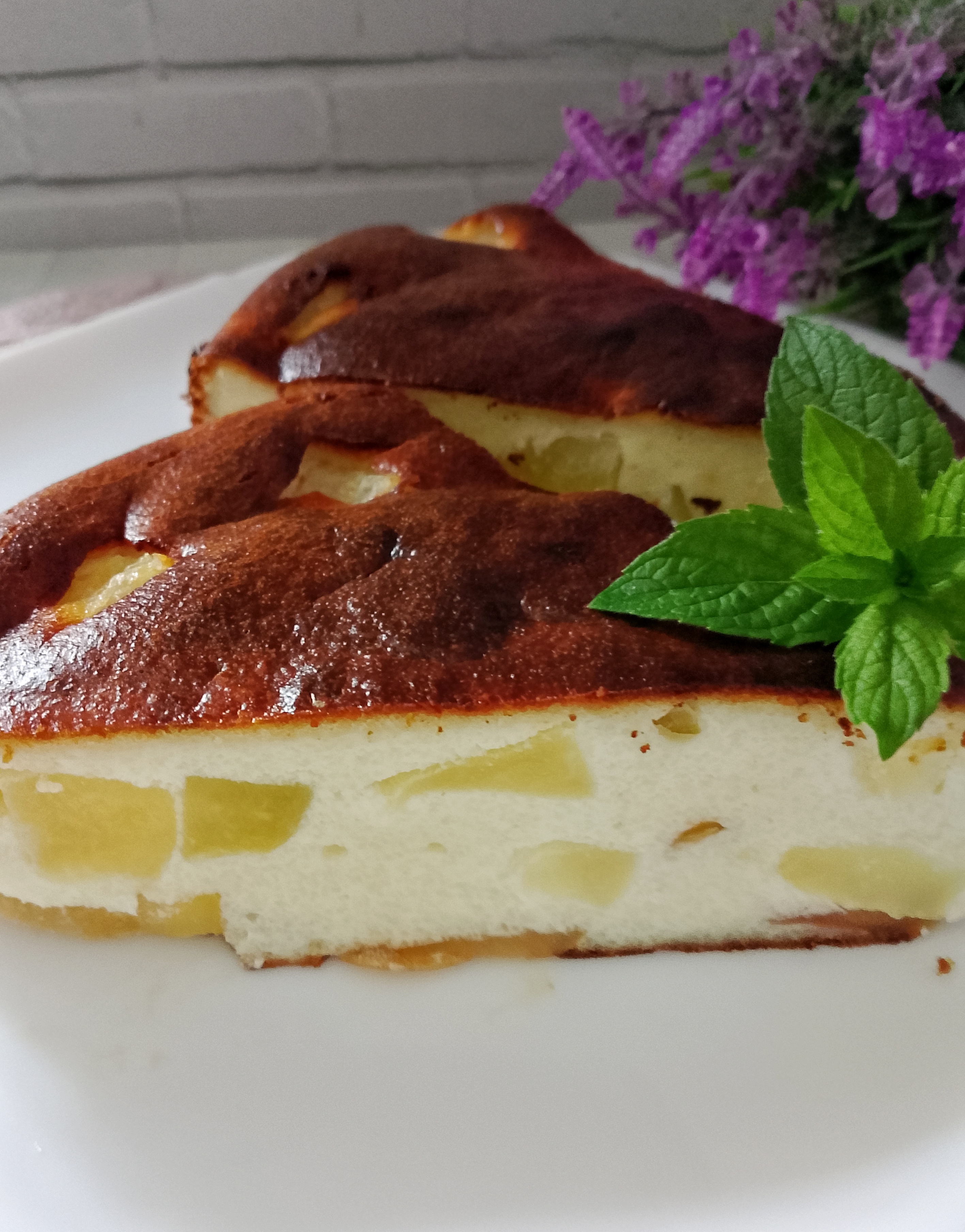 Творожная запеканка с дыней и яблоком