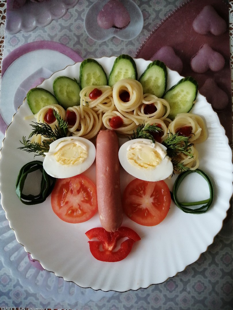 Завтрак с юмором : спагетти с сосиской