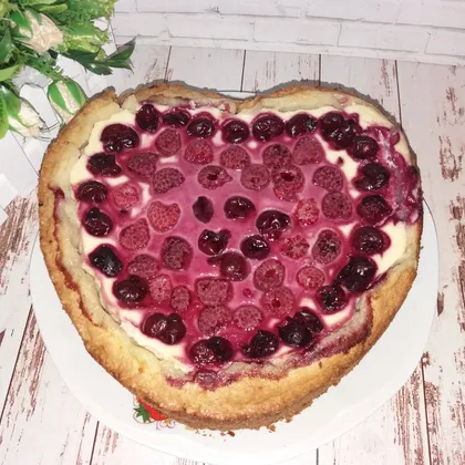 Творожный пирог из песочного теста с ягодами