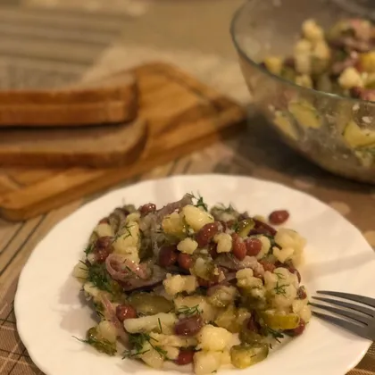 Салат с солеными огурцами и фасолью