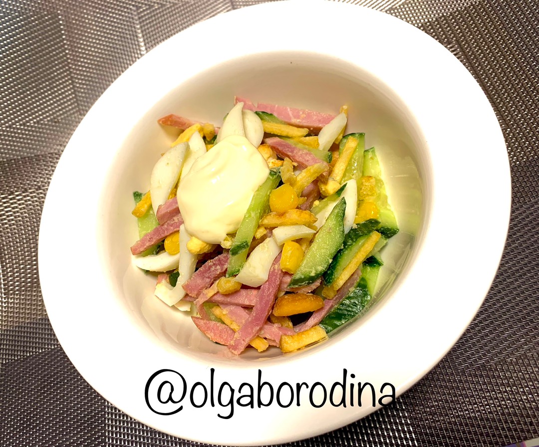 Салат с картофельной соломкой, ветчиной, огурцами и кукурузой