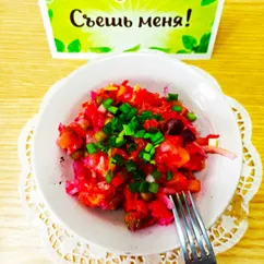 Винегрет с зелёным горошком и салом