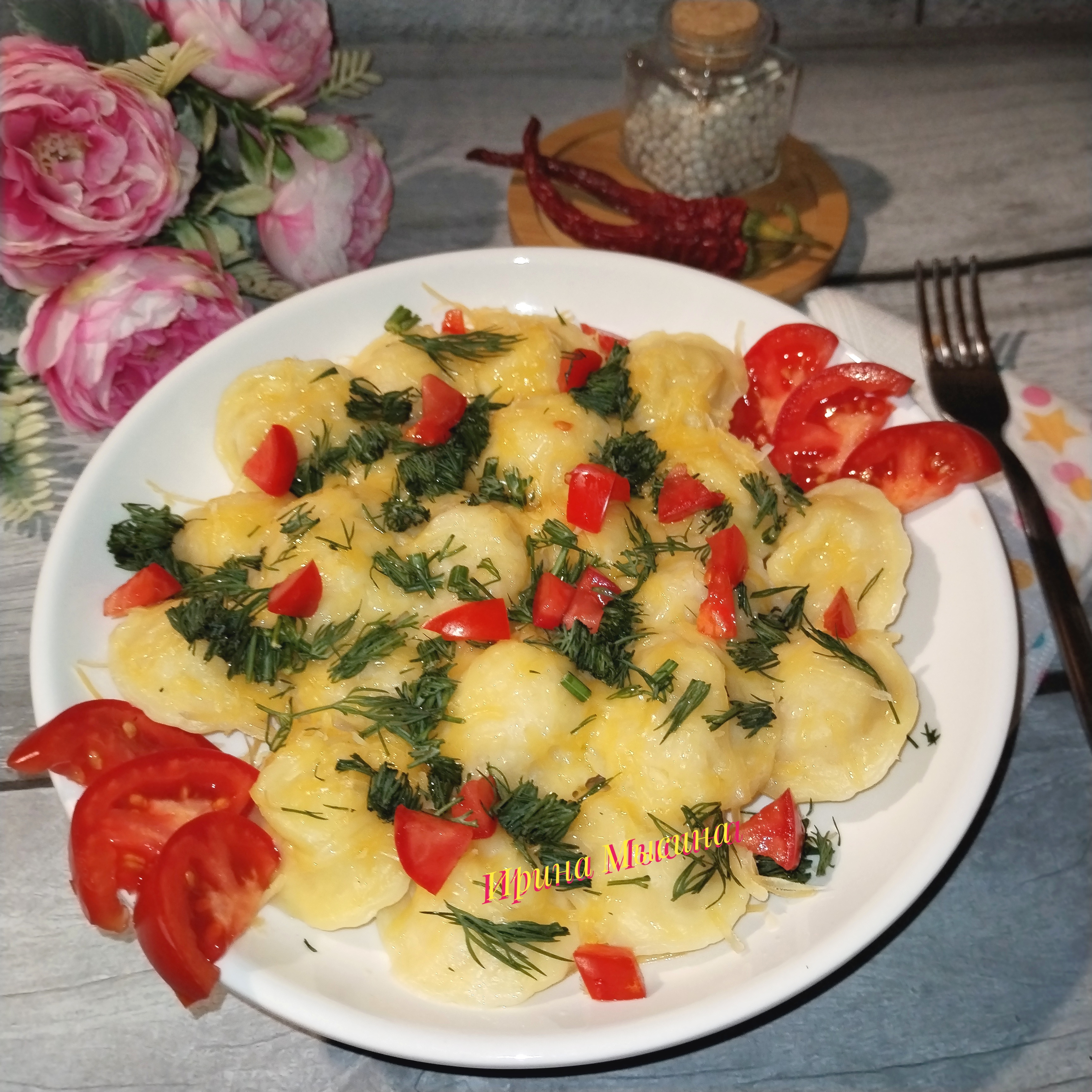 Пельмени с сыром и помидорами