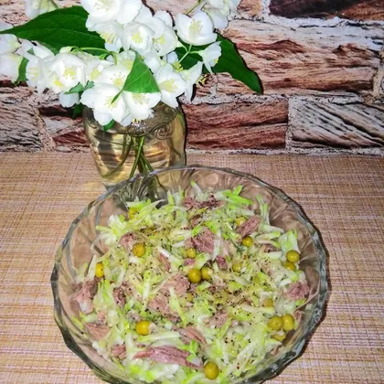 Салат из свежих кабачков и зелёного горошка с отварной говядиной