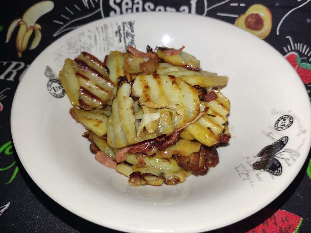 Жареный картофель с беконом и чесноком
