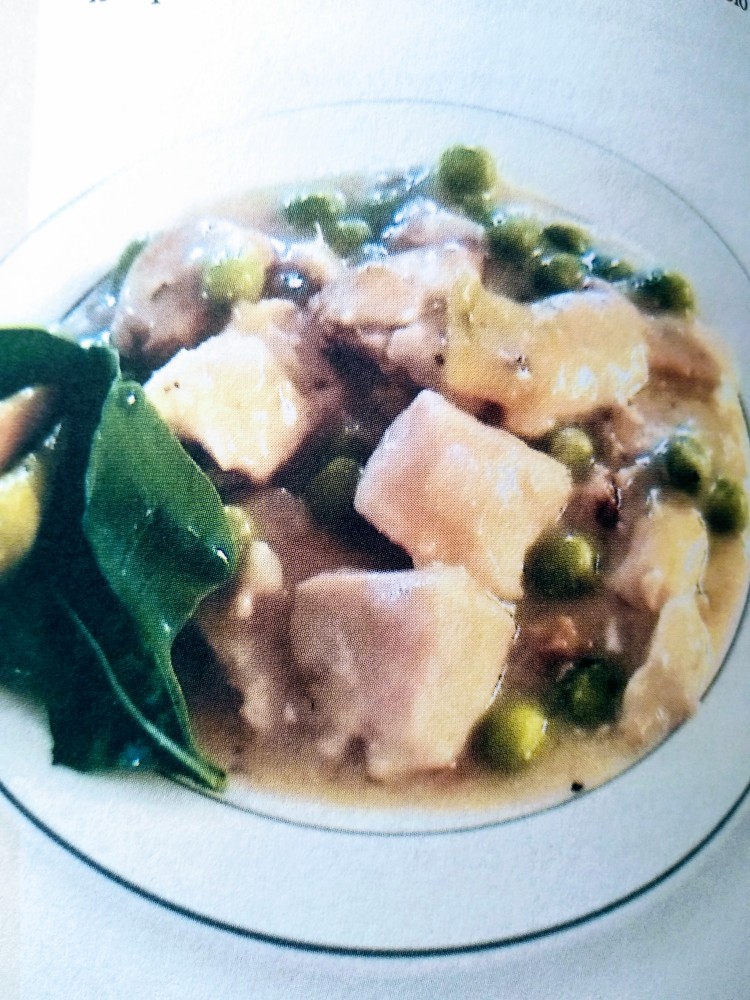Курица, тушёная в сливочном соусе