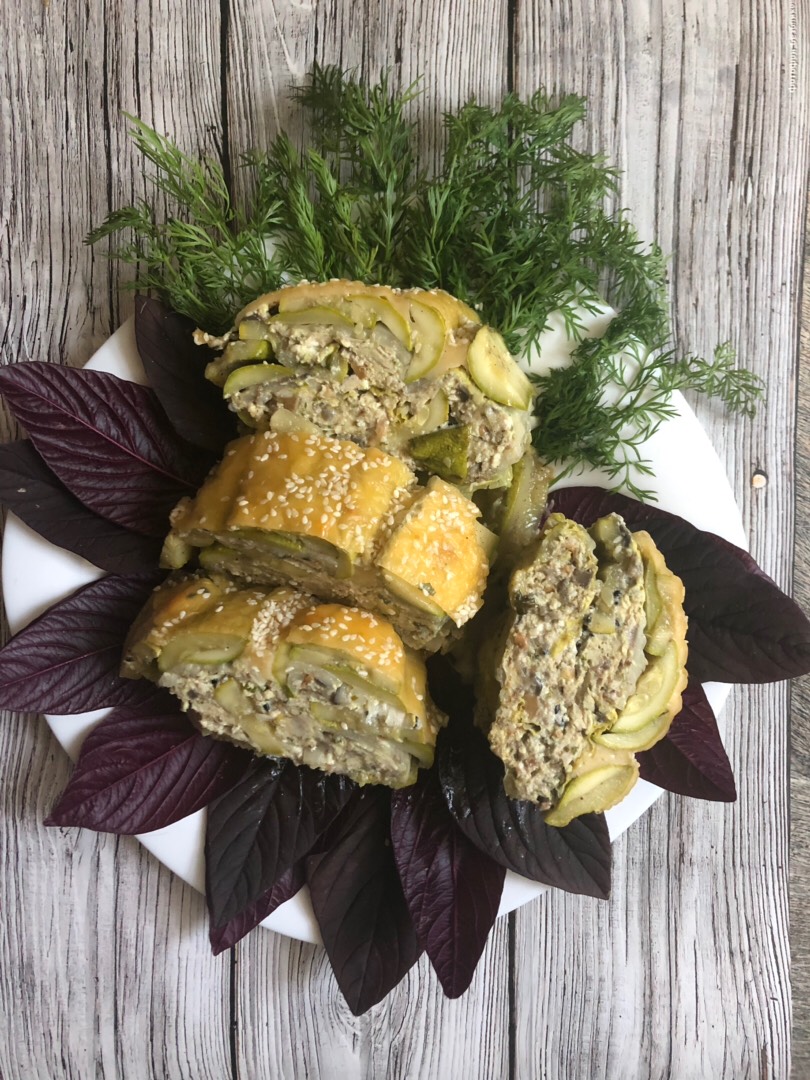 Рулет из молодых кабачков с индюшкой и грибами под сыром 🧀