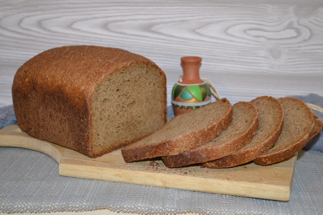 Хлеб дарницкий в духовке в домашних. Хлеб ржаной Дарницкий. Солод для хлеба. Дарницкий хлеб в хлебопечке. Хлеб Дарницкий разрез.