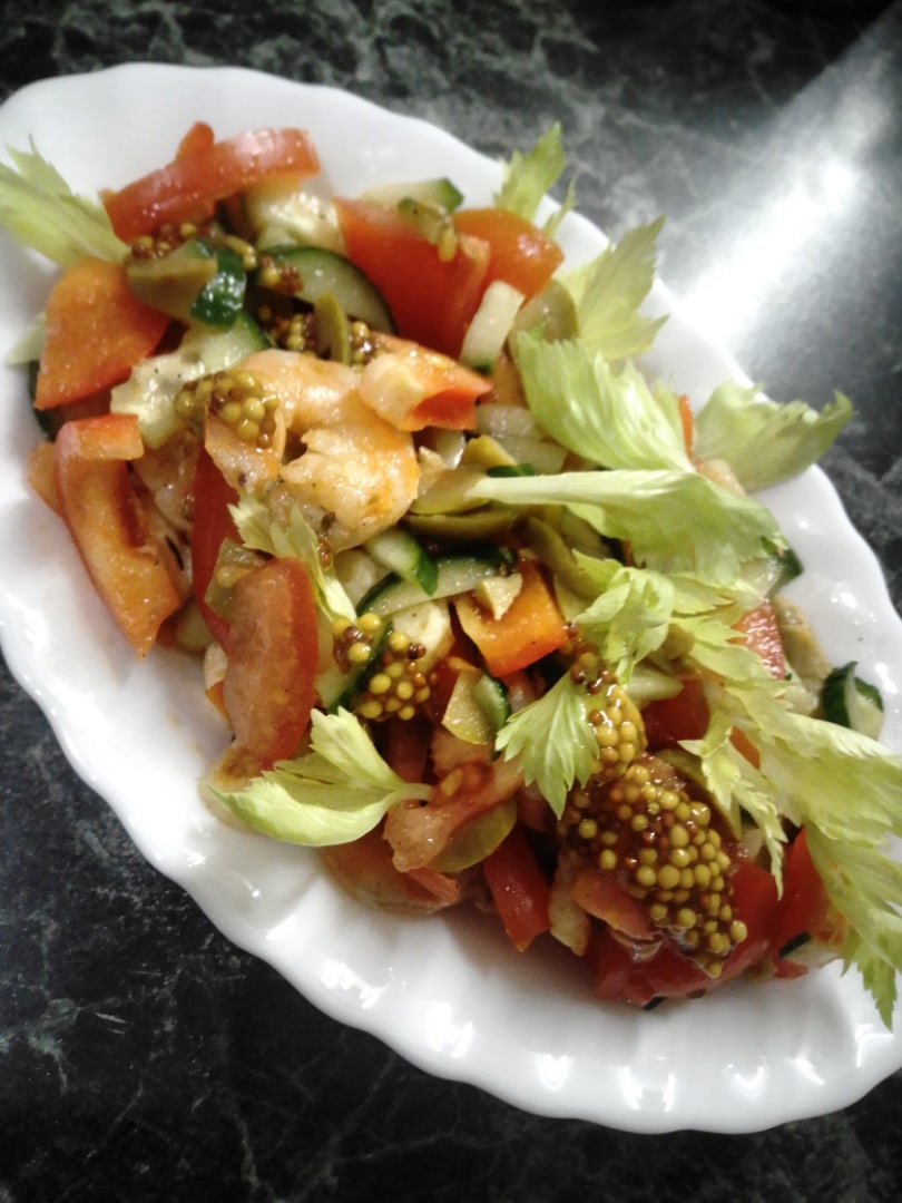 Овощной салат с креветками и жареным сыром Халуми
