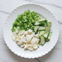 Салат из яиц, огурцов и зеленого лука