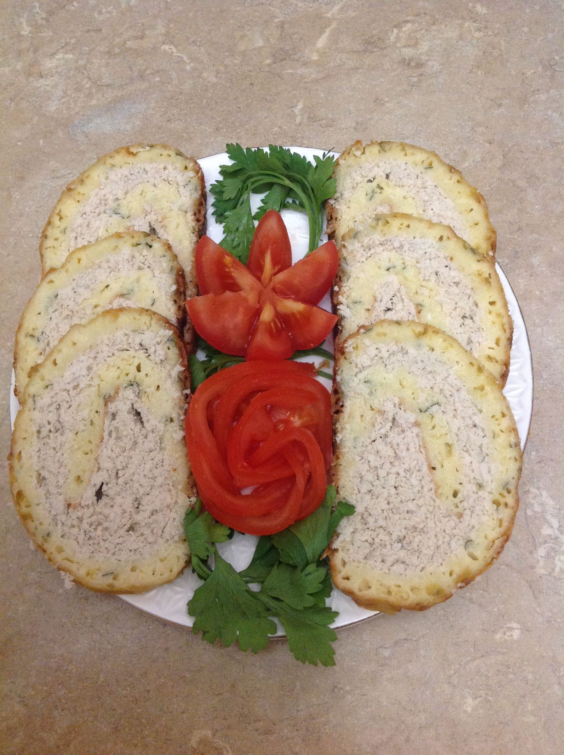 Куриный рулет в сырном омлете