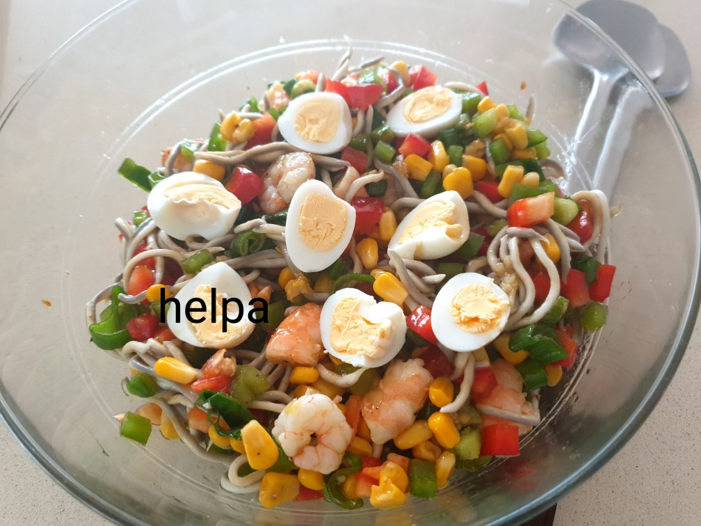 Рецепт: Салат с креветками - Очень вкусный и легкий салат с простой, но пикантной заправкой.