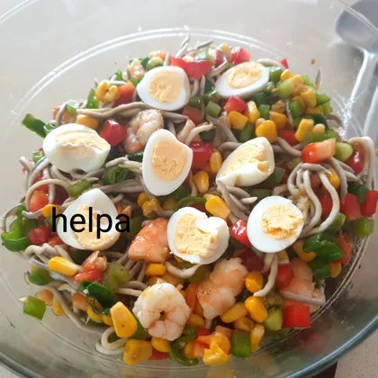 Салат с креветками, тунцом, мальками угря и перепелиными яйцами