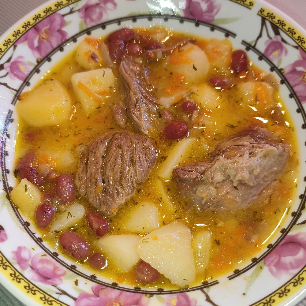 Фасолевый суп с говядиной и колбасками