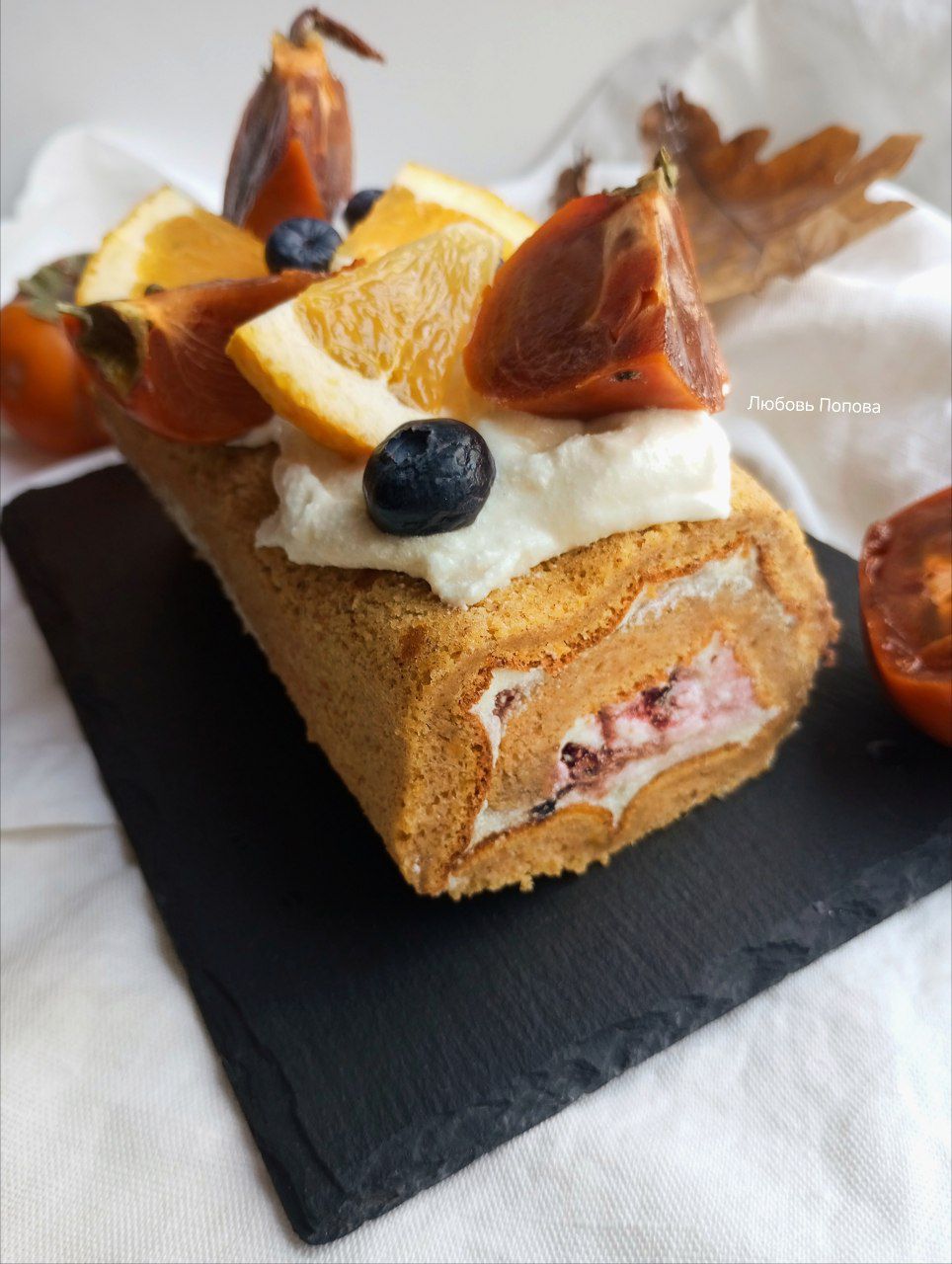 Тыквенный рулет с заварным кремом и черничным джемом