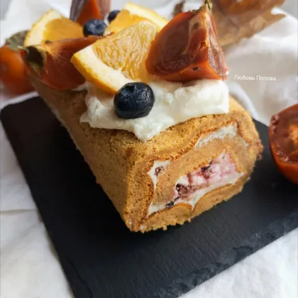 Тыквенный рулет с заварным кремом и черничным джемом