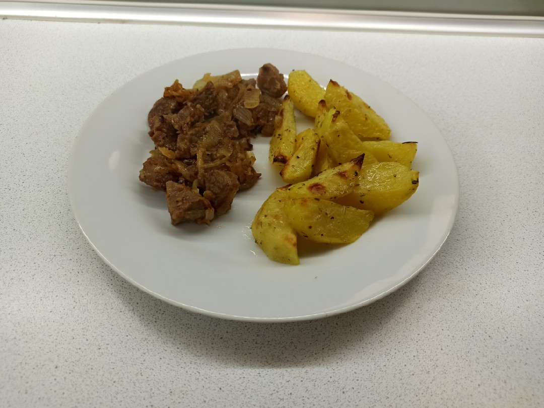 Картофельные дольки с говядиной