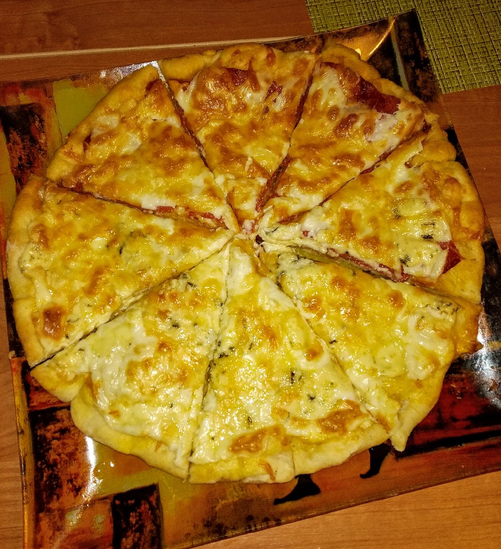 Пицца белая, с грушей и сыром 
