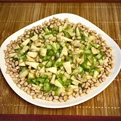 Салат витаминный с сельдереем и орехами