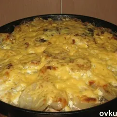 Курица с картофелем в сметанном соусе под сыром