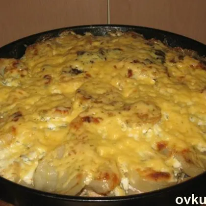Курица с картофелем в сметанном соусе под сыром