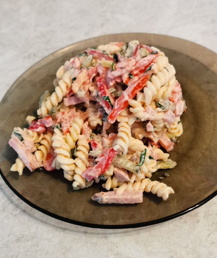 Итальянский салат с макаронами и ветчиной: рецепт с фото