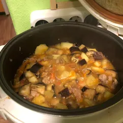 Тушёное мясо с кабачками и баклажанами в мультиварке