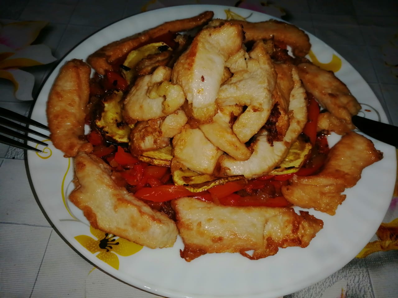 Ужин из теплого салата и обжаренного филе курицы