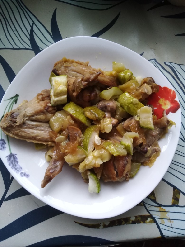 Крылышки с кабачками и шампиньонами