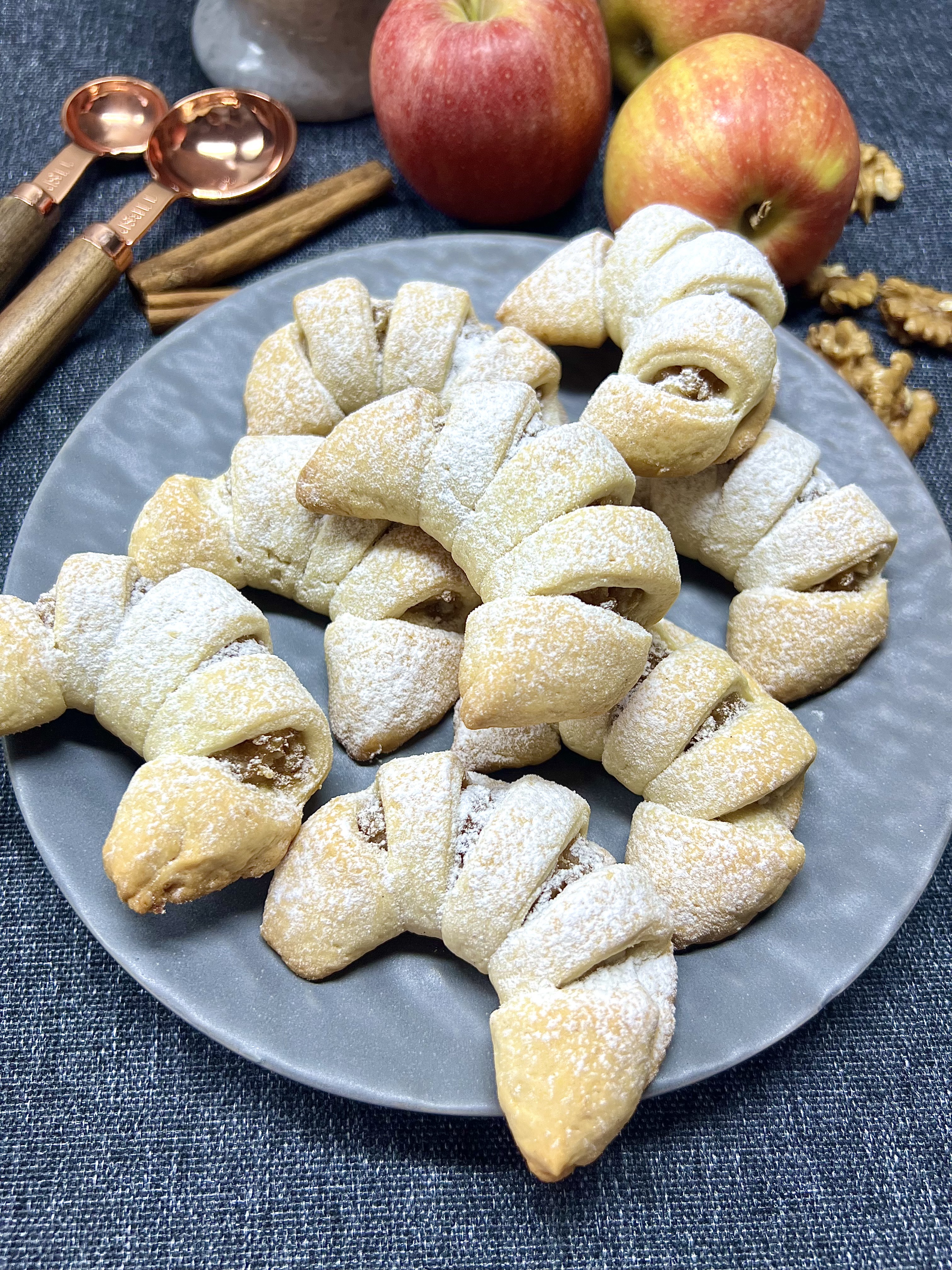 Рогалики с яблочно-ореховой начинкой