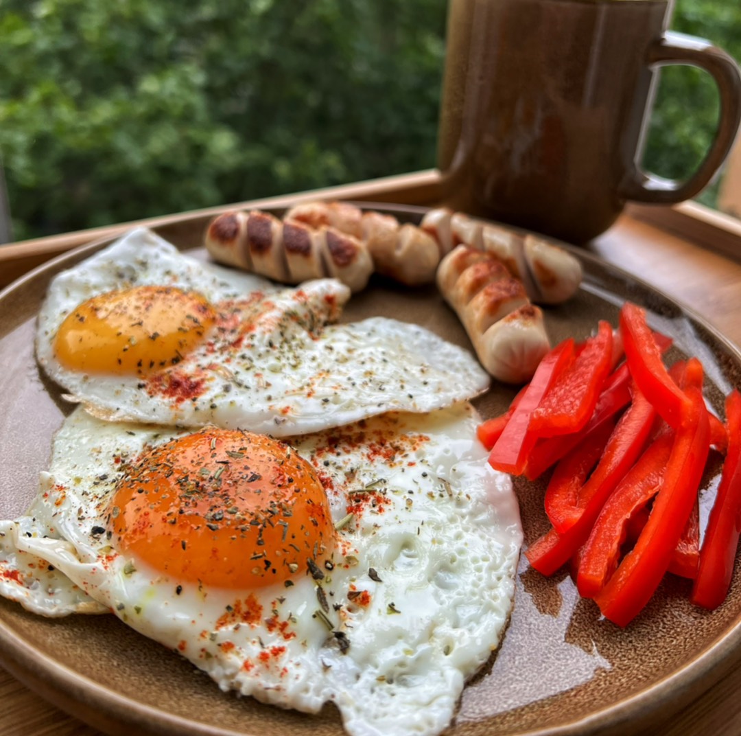 Английский завтрак: пряная яичница с куриными колбасками