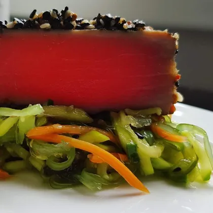 Филе тунца в сезаме с соусом Teriyaki, с овощным салатом Wakame