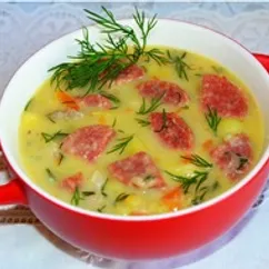 Гороховый суп с охотничьими колбасками и сыром