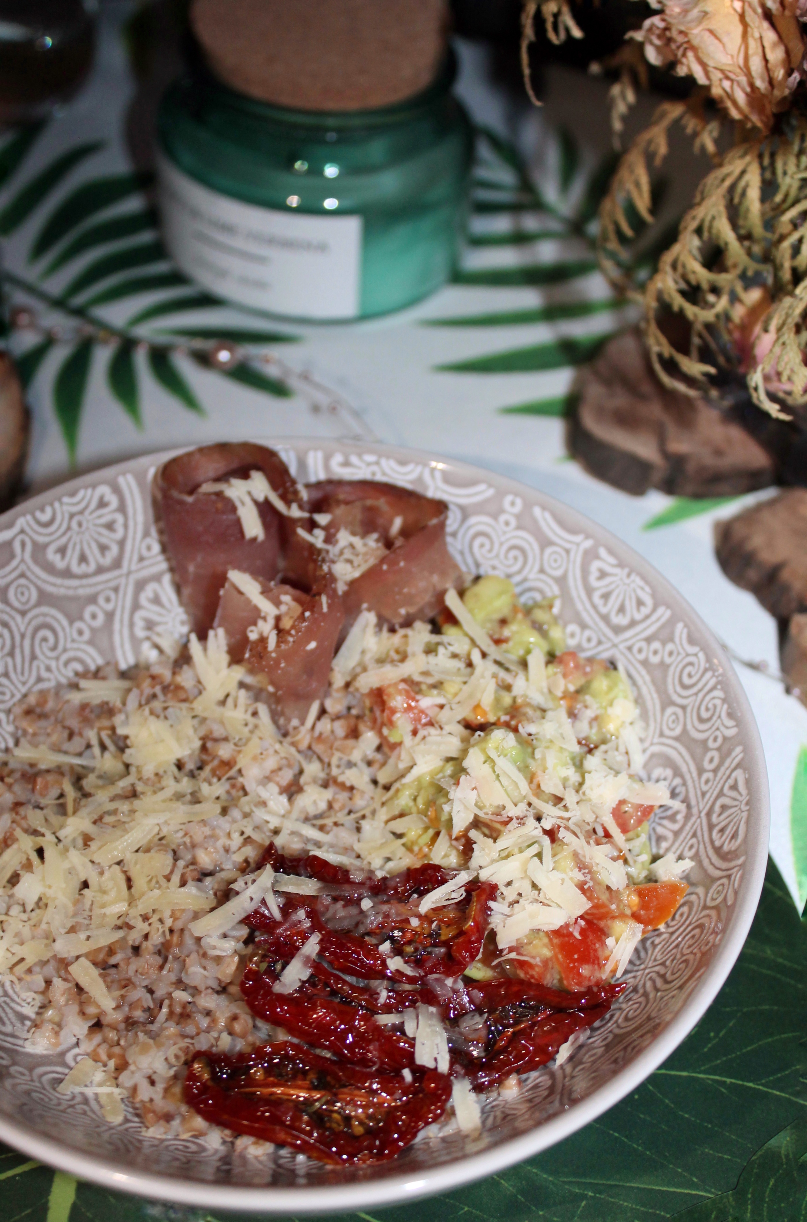 Гречневая каша с гуакамоле, вялеными томатами и пармезаном 