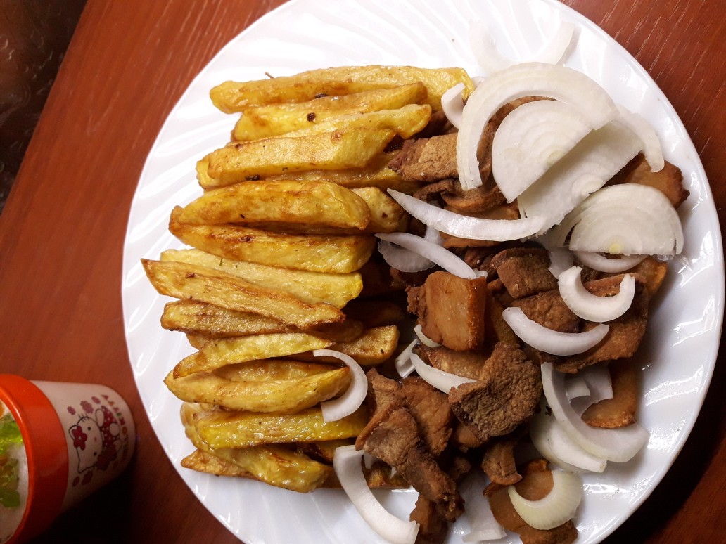 Картофель фри с жареным сальцом и луком🤤🤤🤤