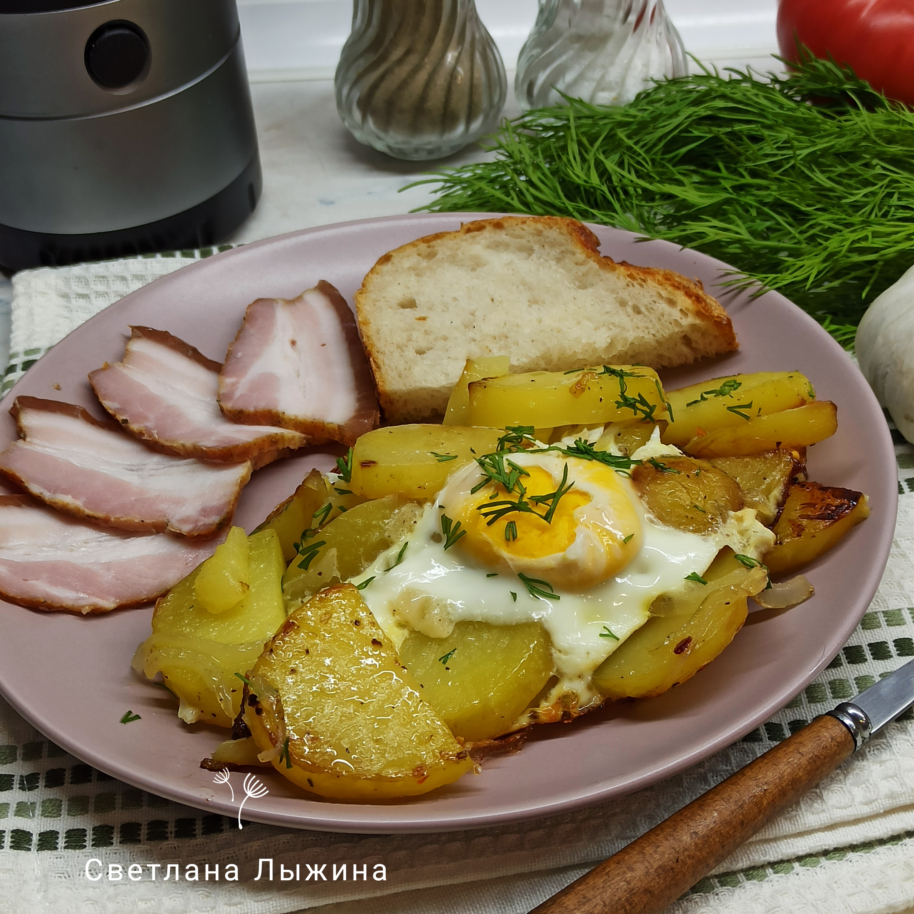 Жареная картошка с луком и яйцом
