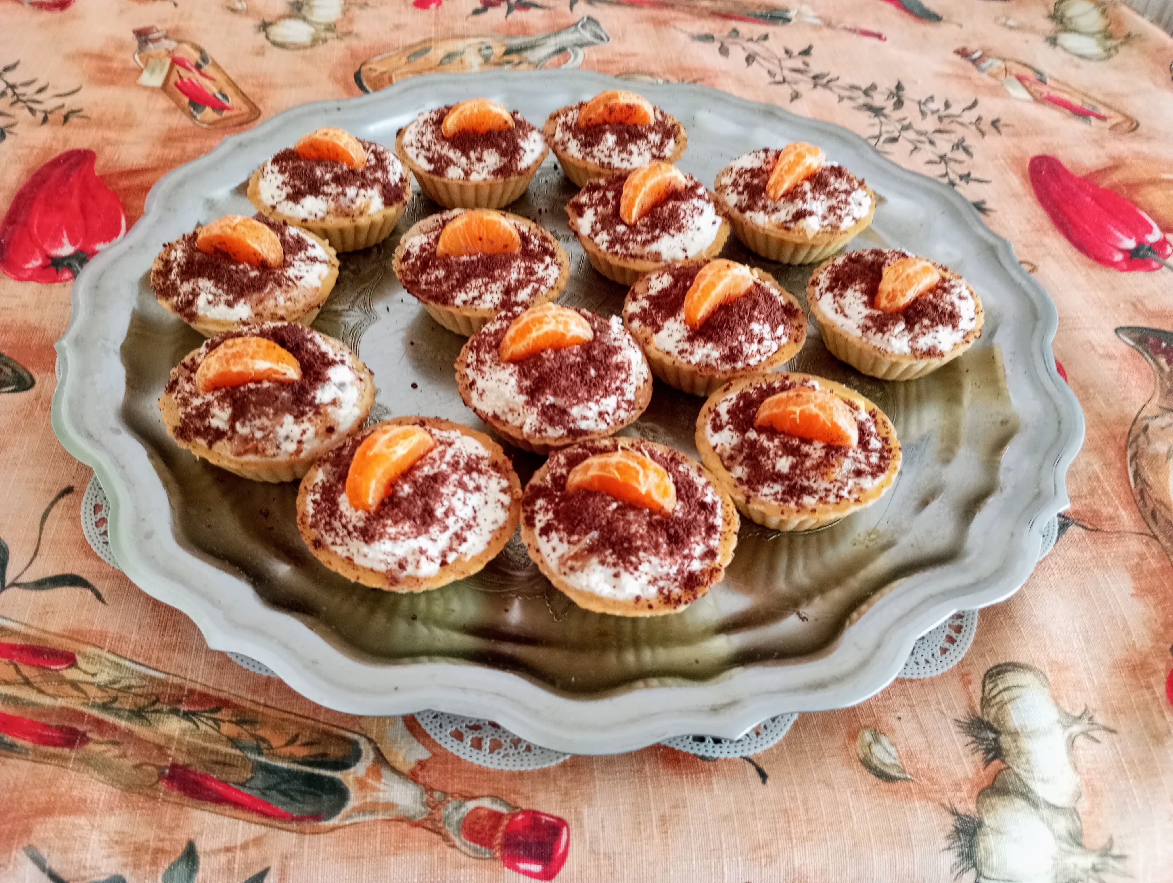 Творожный десерт с абрикосами и желатином в тарталетках