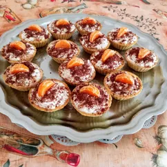 Творожный десерт с абрикосами и желатином в тарталетках