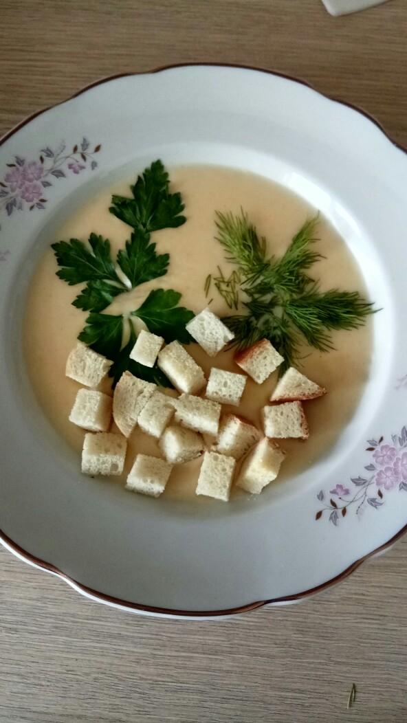 Сливочно-сырный суп с чесночными сухариками