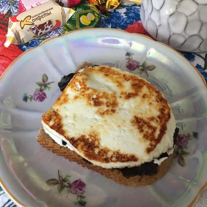 Горячий бутерброд с жареным сыром и Нори
