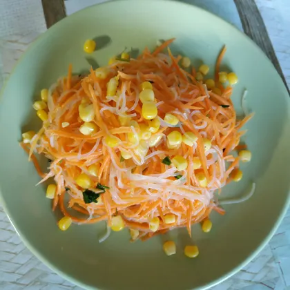 Морковный салат с фунчозой и кукурузой
