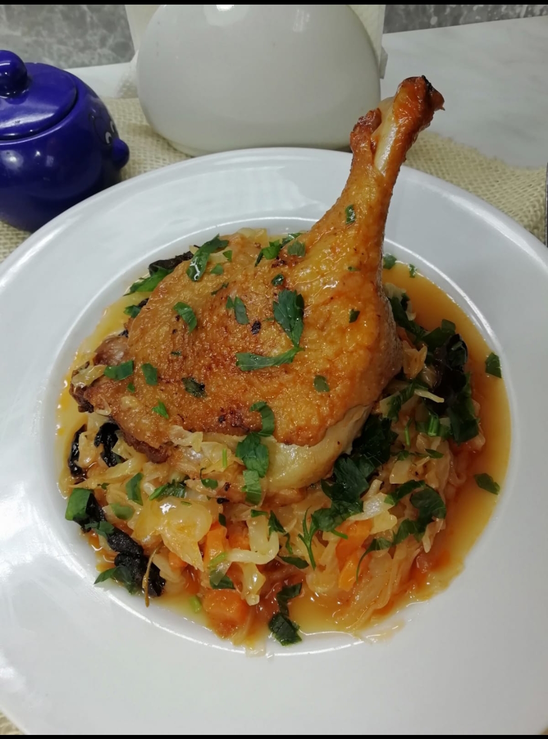 Утка тушёная с капустой и черносливом