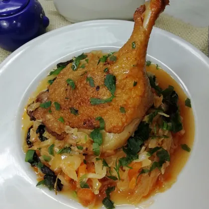 Утка тушёная с капустой и черносливом 
