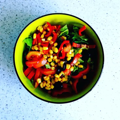 Салат со шпинатом, овощами и кукурузой