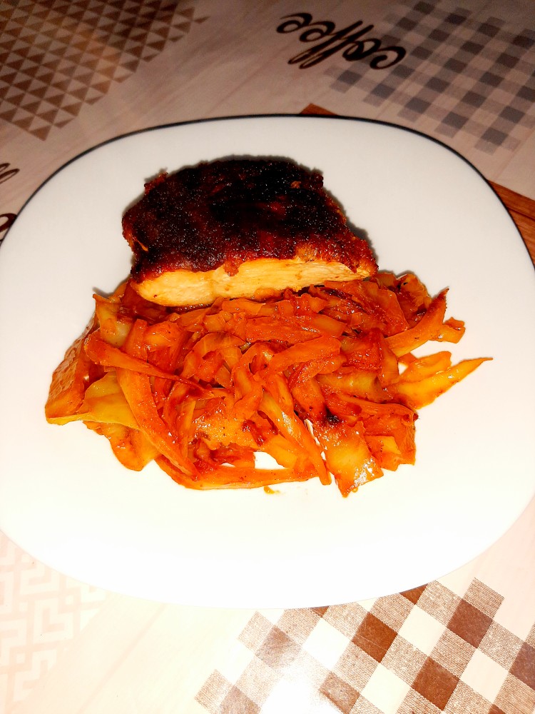 Стейк из мяса индейки с тушёной капустой