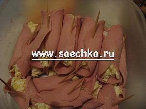 Закуска из колбасы с сыром