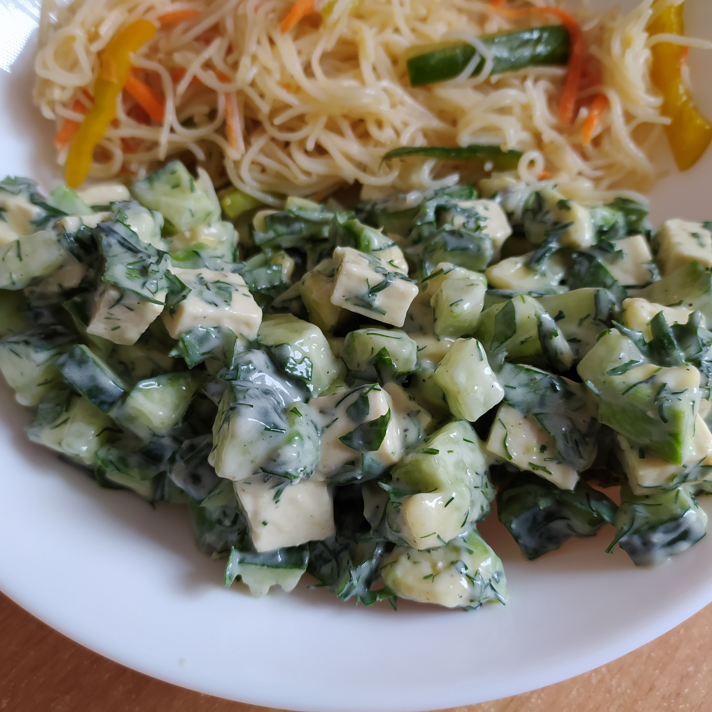 Зелёный салат с авокадо и тофу