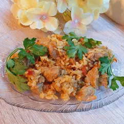 Рис с мясом и овощами на сковороде