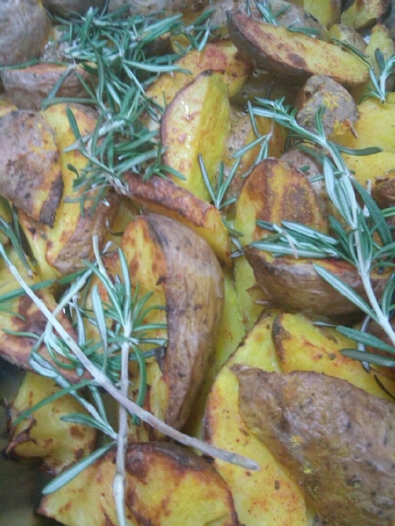 Картофельные дольки с розмарином