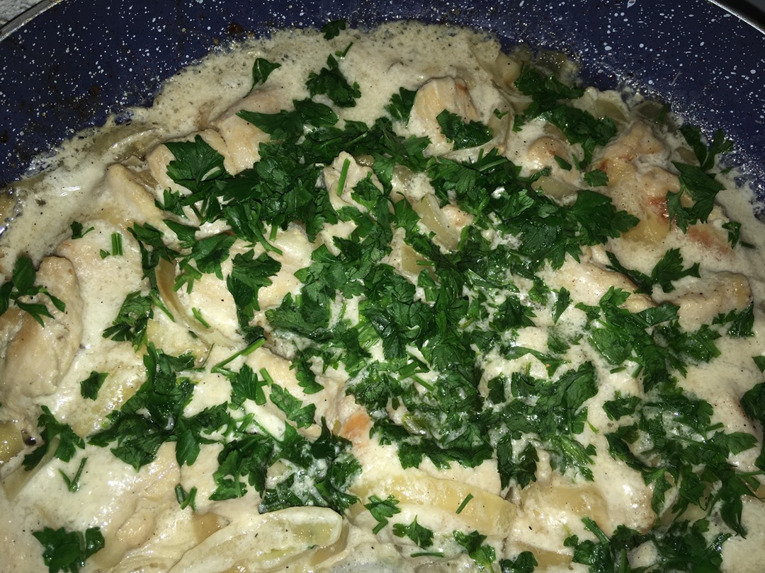 Грудка в сметанном соусе😋